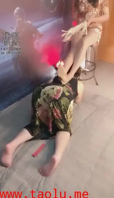 【香家大院直播间】溜母狗，踩踏，舔，关笼子