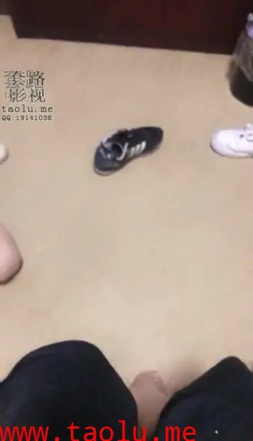 【桃酱儿情侣主】情侣主调教学生奴，鞋底_羞辱_口水