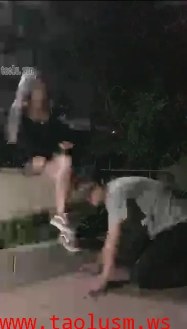 【美琳S】晚上出来遥遥狗舔脚耳光圣水