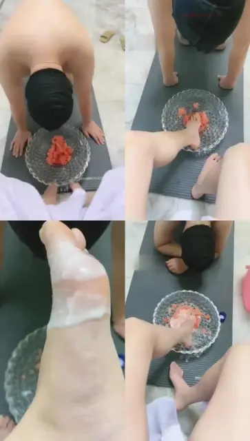 【蜜桃儿S】在狗嘴里碾碎西瓜,羞辱贱狗