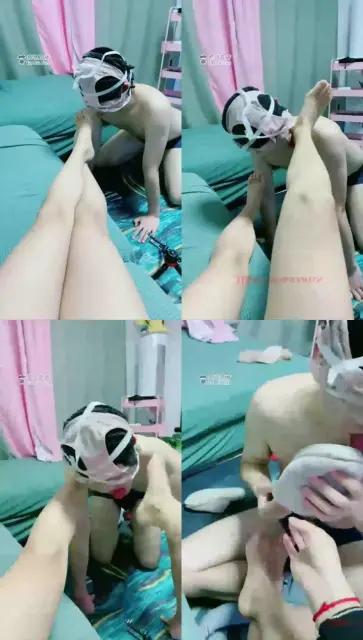 【美离子】疯狂饥渴的一只恶犬,舔裸足
