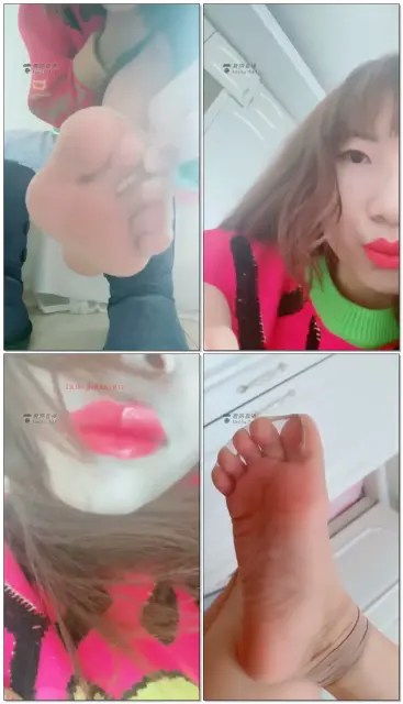 【兔粉粉女皇】第一视角-雪地靴里的短肉丝汗脚羞辱