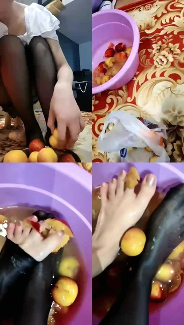 【希蓝郡主】第一视角踩水果，贱狗来喝洗脚水