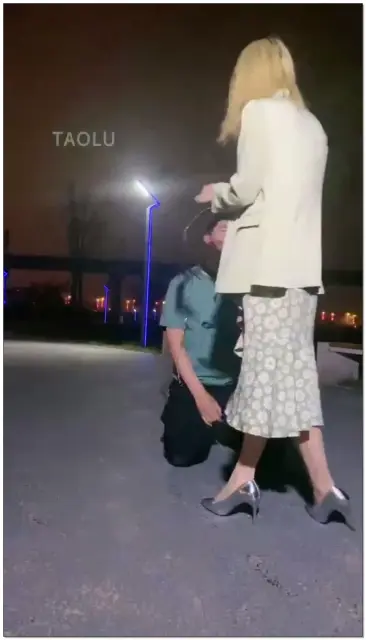 【紫烟s】调戏美女的流氓被打