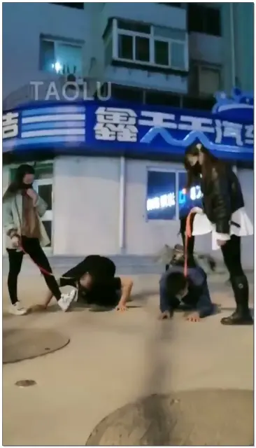 【傲柔】马路边比赛骑马,骑脖子,舔鞋,踢踹,无视路人围观