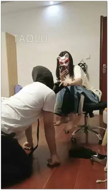 【心理学】清理鞋子，舔脚