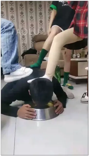 【Audrey丶雪儿】三个主子玩狗子，喝啤酒，玩游戏，狗子喝圣水