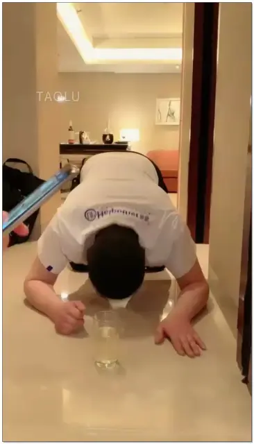 【梦涵MH】高跟玩狗耳光舔脚，圣水泡面