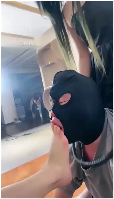 【领主老大】母狗喝自己的尿,转身吐给公狗