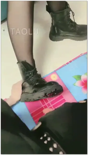 【轻舟一弄】调教场脏鞋底舔干净