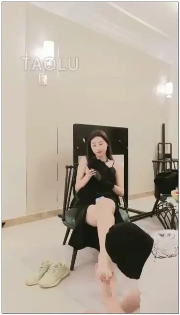 【沅芷】钢爪刑具拉扯乳头,喝主人洗过脚的西瓜汁混上圣水和烟灰缸的烟头