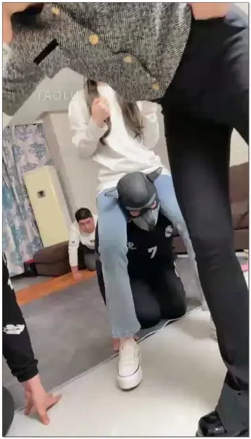 【二宝ss】03小美女超美脚来了,黄黄圣水,咀嚼物踩碎喂食,快吐了!吐狗脸口水