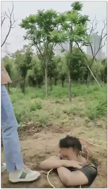 【美帝y】户外活埋升级版!!群体活埋全埋室息尿泥面膜极致脏鞋底!