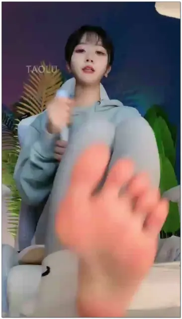 【Vinni维妮】母亲节限定第一视角坐脸辱母中指浓痰鞋底臭棉袜裸足