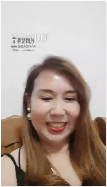 【青蛙哥】熟女妈妈强灌圣水。鞭打踩踏。喝进去还要再踩吐