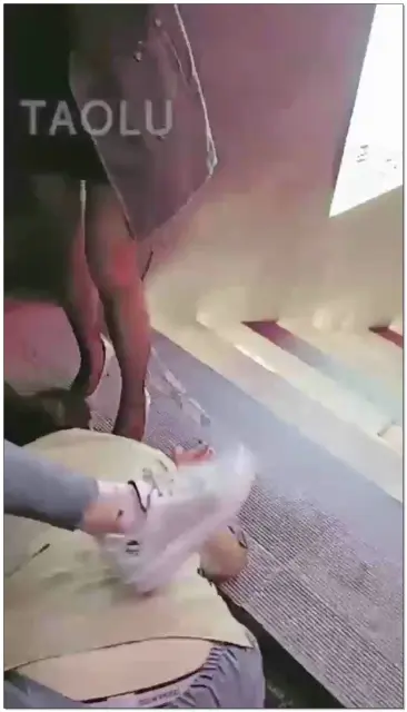 【幼稚园】酒吧门口雨中要饭，精彩户外调教