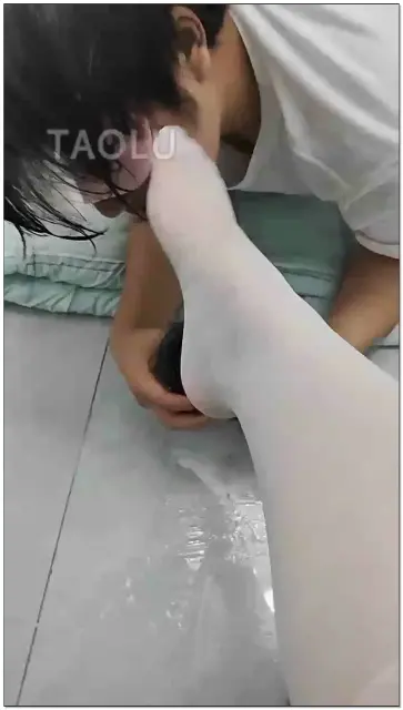 【你的苏可儿S】新人首播，白小皮鞋，白丝酸奶