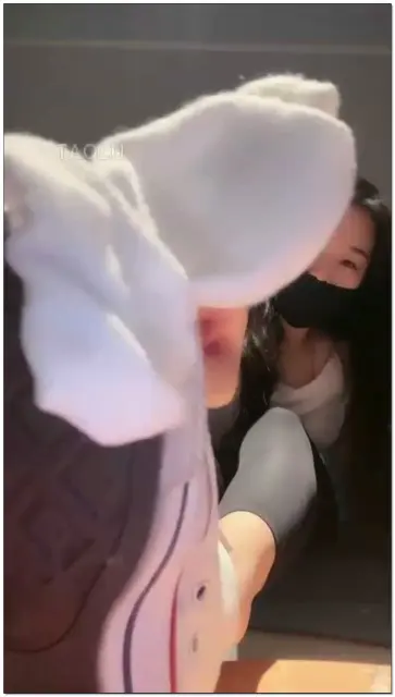 【雨大大s】第一视角裸足红绿灯