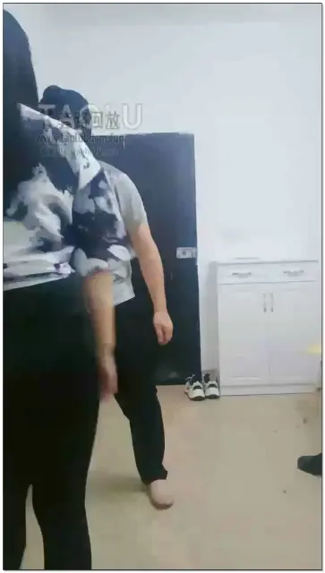 【肖悦s】扇了狗狗100下耳光踢了狗狗100档用脚喂食物