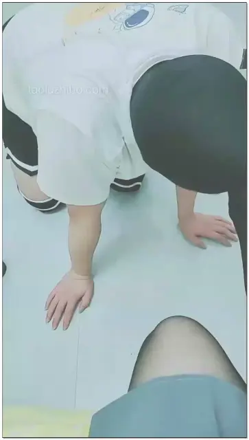 【你的苏可儿S】调教私奴，清理鞋底舔脚