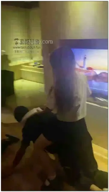 【莉宝儿s】踢裆、踩踏、食圣水、铁链抽打