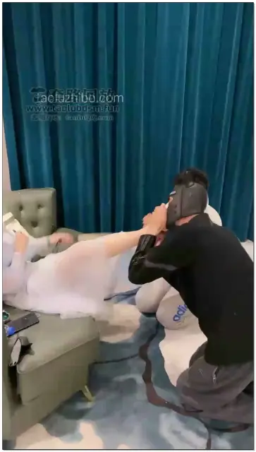 【蠢儿教头】沉沦继母丝袜爸爸亲自教儿子做狗