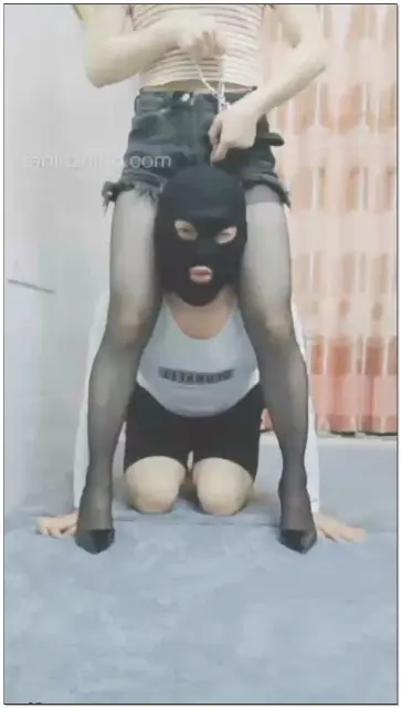 【灵竹女主】高跟黑丝深喉踩踏专场