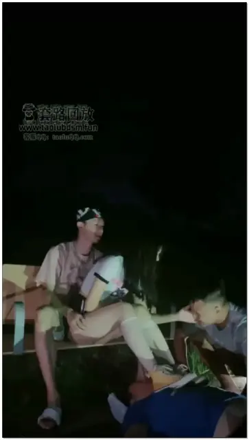 【狗哥】户外情侣匡威调教狗