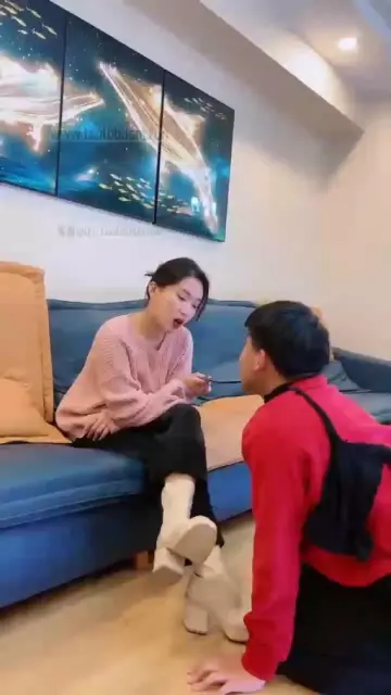 【潘妮】来拜年的弟弟竟然当了我的脚奴