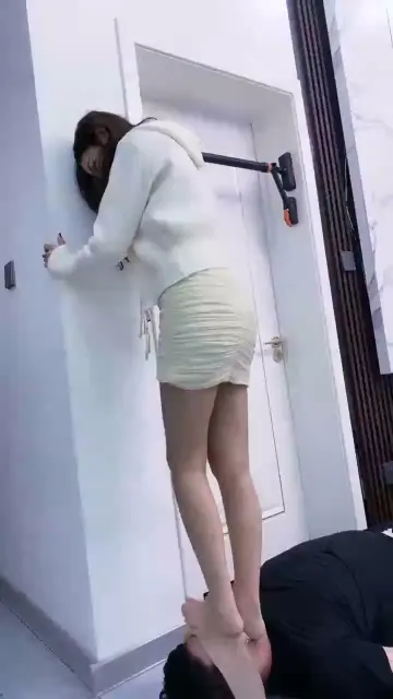 【银儿和苏苏】圣水扎进蛋糕里喂奴