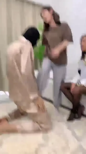 【术术】两个漂亮女主人玩家奴