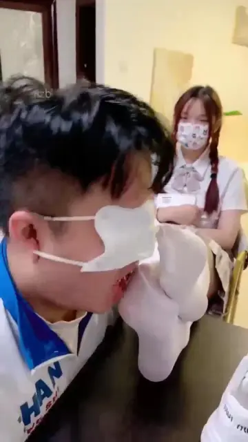 【雯雯】玩男同学舔白棉袜脚踩踏