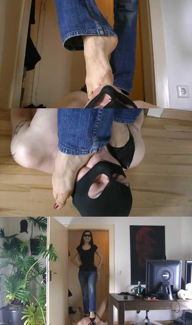 【欧美女王】蕾拉女神美足玩弄男人,带字幕,脚在男人脸上飞舞,还深喉他