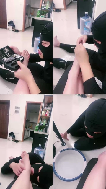 【宸宸】家奴跪舔裸足伺候