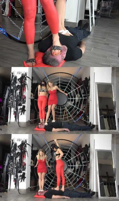 【欧美女王】被Gabriella和Gaia凉拖原味脚暴力狂踩!跳踩碾狗脸!狗脸蹭鞋底!