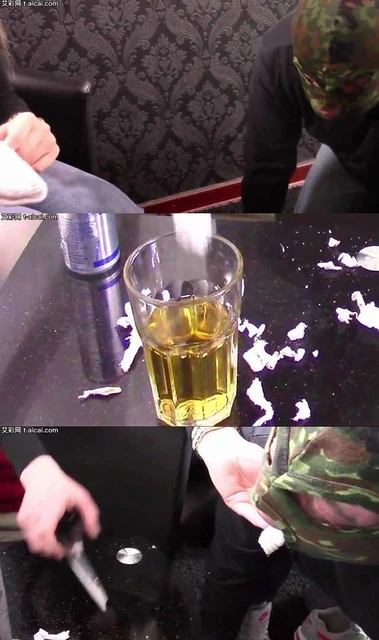 【欧美女王】狠!臭袜子咽进肚子里!Krasaviza女王把她的臭袜子剪碎让奴隶吃